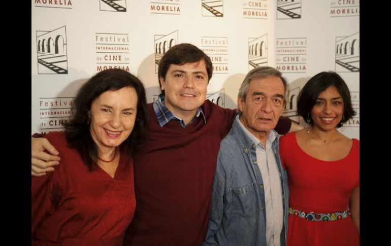 Verónica Langer, (i), el director Andrés Clariond Rangel (2i), Fernando Becerril (2d) y Adriana Paz en la presentación de 'Hilda'. EL INFORMADOR / J. Mendoza
