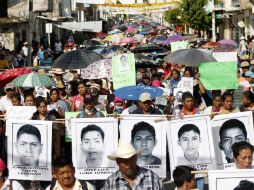 Familiares de los 43 normalistas desaparecidos marchan para exigir su localización. AFP / E. Guerrero