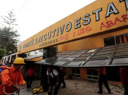 Maestros de la CETEG incendiaron las instalaciones de la sede del PRD en Guerrero. AFP / P. Pardo