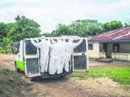 Trabajadores de salud llegan a una casa donde murió una persona sospechosa de portar el virus del ébola en Port Loko Comunidad. AP /