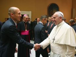 El Papa Francisco saluda al jugador del Bayern Munich, Arjen Robben. AP / A. Hassenstein