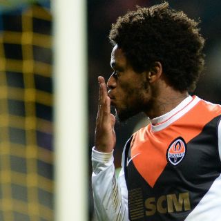 Luiz Adriano afirma que recibió insultos racistas