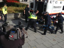Policía y servicios médicos arribaron al lugar para atender al herido. AFP / M. Comte