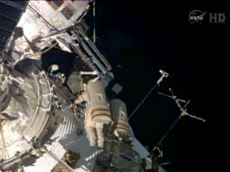 Los dos cosmonautas desinstalarán dos antenas, que será desechadas y tomarán fotografías del casco de la EEI. AFP /