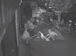 El video es publicado por la policía; se observa la golpiza propinada a la mujer a la cual terminaron por robarle su bolso y huir. YOUTUBE / Caught on Dashcams or CCTV