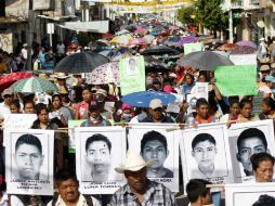 ''Vivos se los llevaron, vivos los queremos'', es la consigna que grita el contingente a su paso. AFP / E. Guerrero