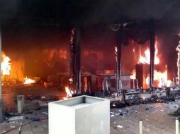 Los manifestantes incendian documentos y mobiliario del Palacio municipal; quebran vidrios de la fachada. TWITTER / @El_Universal_Mx