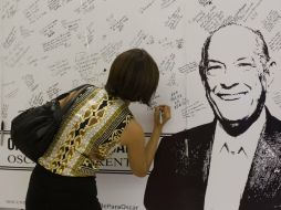 En la tiende O de Oscar de la Renta se colocó un mural con la imagen del diseñador para que admiradores pudieran expresar su simpatía. AFP / E. Santelices