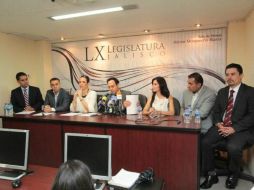 Clemente Castañeda (c) presenta el acuerdo para acelerar el recorte de personal en el Congreso. TWITTER / @LegislativoJal