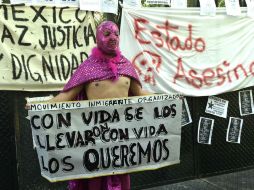 En la Embajada mexicana de Buenos Aires, cerca de 100 personas demandan la presentación de los estudiantes. AFP / D. García