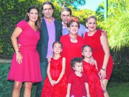 Celebrando la vida. Carmen Teresa (al centro) con sus hijos y nietas. ESPECIAL /