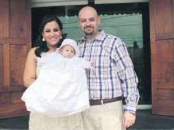 Orgullosos padres. Marilú Negrete y Ricardo Fernández con su hija. EL INFORMADOR /