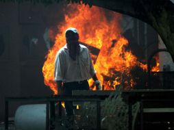 De acuerdo a los docentes de la CETEG, un grupo de 80 'halcones' se encargó de incendiar el Palacio y de saquear la plaza comercial. SUN / J. Serratos