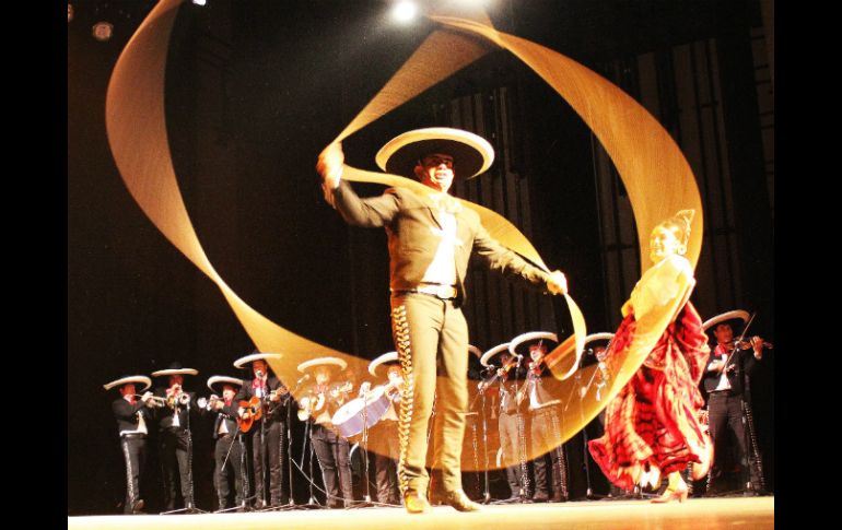 'Así te envuelve México' se llama el espectáculo en el que participan los bailarines del grupo de danza. NTX / J. Wright