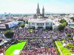 Miles de estudiantes de la UdeG salieron ayer a las calles para exigir que aparezcan con vida los 43 normalistas guerrerenses. EL INFORMADOR / A. García