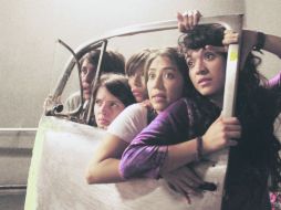 Un grupo de estudiantes inicia su andar por la ciudad a través de su primer paso por el teatro. ESPECIAL /  Producción Lennon nunca estuvo...