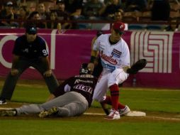Un doblete del jardinero derecho, JC Linares, en la segunda entrada, llevó a Tomateros a la victoria. ESPECIAL / http://www.lmp.mx