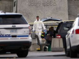 Investigadores de la Policía revisan la escena del tiroteo en Ottawa, donde se desarrolló un fuerte operativo. AP /