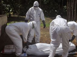 Los creadores señalan que el medicamento es capaz de controlar síntomas del ébola, pero no sirve para combatir el virus. AP / A. Dulleh