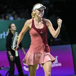 Wozniacki gana a Radwanska y se acerca a 'semis' del Masters