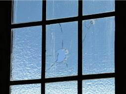 Una ventana del Parlamento canadiense muestra impactos de bala. AP / S. Kilpatrick