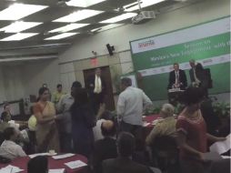 Una joven se acerca a protestar por lo sucedido en Iguala. YOUTUBE / Vern