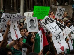 Diversas manifestaciones en todo el país piden la aparición con vida de los 43 normalistas. AFP / H. Guerrero