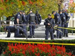 Varios policías trabajan en el lugar donde un soldado fue asesinado por Michael Zehaf-Bibeau. EFE / W. Toda