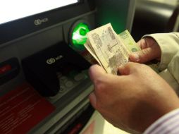 El 44% de los mexicanos que ahorran desconoce las comisiones que le cobra el banco, señalan. EL INFORMADOR / ARCHIVO