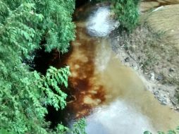 Imagen que muestra la contaminación del cuerpo de agua, difundida por un usuario de redes sociales. TWITTER / @AStgoE