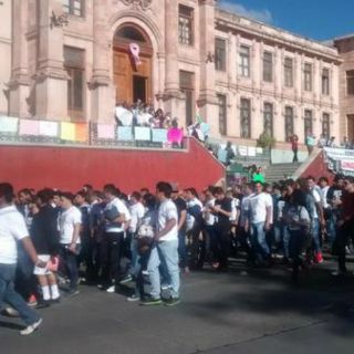 Alumnos de UdeG protestan en Guanajuato por muerte de compañero