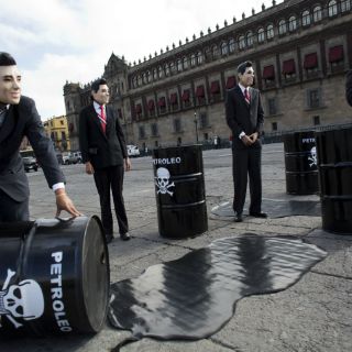 Se manifiestan portando máscaras de Peña Nieto