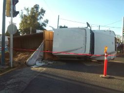 Tras el accidente, se regó el cargamente de arena sobre la vía pública. ESPECIAL /