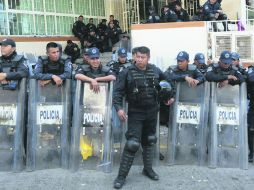 Previenen. Policías de Acapulco 'blindaron' la alcaldía cuando supieron que normalistas pretendían tomarla. AFP /