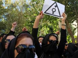 El miércoles, un grupo de mujeres protestó a las afueras del Parlamento en Teherán. AFP / A. Jafari