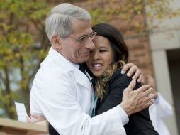 Nina Pham recibe un abrazo del doctor Anthony Fauci, director del Instituto Nacional de Enfermedades Alérgicas e Infecciosas. AP / P. Martinez