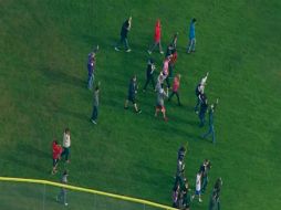 Autoridades desalojaron la escuela para verificar que no hubiese más amenazas. AP /