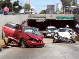 El auto Cadillac blanco sufrió una descompostura en los frenos, lo que causo que el Ibiza rojo se impactara. EL INFORMADOR / A. Hinojosa
