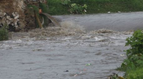 Protección Civil pide a la población que no arroje basura en calles ni alcantarillas, porque convergen en el río. EL INFORMADOR / ARCHIVO
