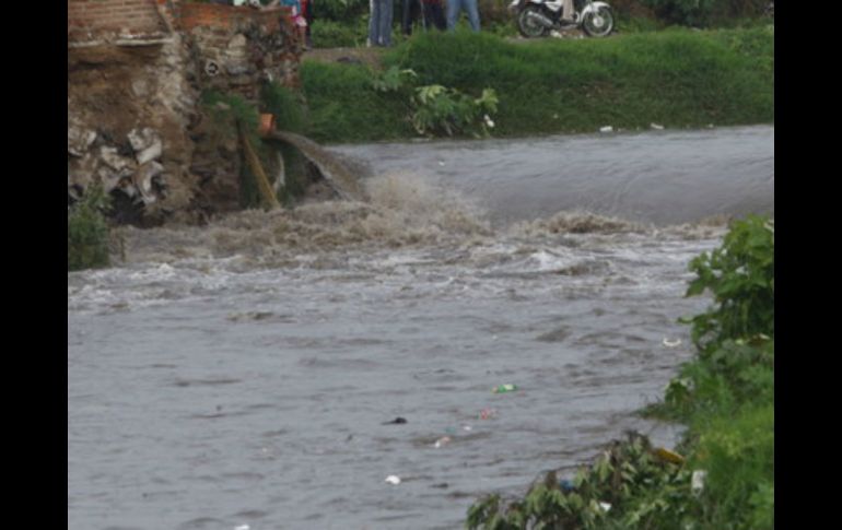 Protección Civil pide a la población que no arroje basura en calles ni alcantarillas, porque convergen en el río. EL INFORMADOR / ARCHIVO
