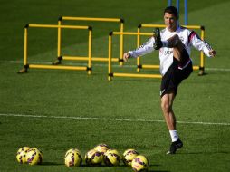 Cristiano Ronaldo, salta durante el entrenamiento de hoy para el 'clásico' español que se disputará mañana. AFP / D. Pozo