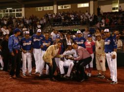 El campeón de bateo en 1949, Adolfo 'Tribilín' Cabrera, a sus 92 años de edad, recibe la ovación de los aficionados. EL INFORMADOR / A. Hernández