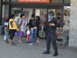 Esta mañana, un grupo de estudiantes realizó destrozos en supermercados, colocando anuncios de 'Todo Gratis'. AFP / Y. Cortez