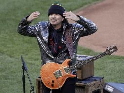 Santana interpretó el himno nacional con su peculiar estilo en la guitarra eléctrica. AP / E. Risberg
