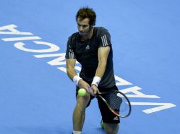 El tenista británico, Andy Murray, regresa la pelota al español David Ferrer durante el partido en el Abierto de Valencia. AFP / J. Jordan
