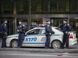 Policías montan guardia en frente del Hospital Bellevue, donde está internado el doctor Craig Spencer. AFP / K. Betancur