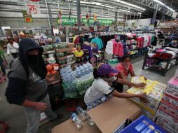 Jóvenes saquean una tienda en Chilpancingo como medida de presión hacia las autoridades. EFE / J. Méndez