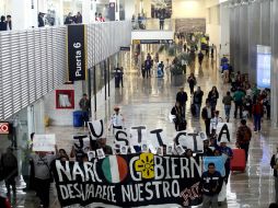 Manifestación en el Aeropuerto Internacional de la Ciudad de México contra la desaparición de los 43 normalistas de Iguala. SUN / J. Cabrera