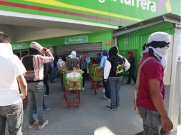 Un grupo de encapuchados saquean y realizan destrozos en una tienda departamental en Chilpancingo. EFE / J. Méndez
