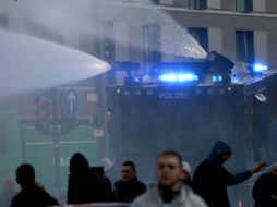 La policía recurrió a cañones de agua y gas irritante para calmar la situación. AP / C. Seidel